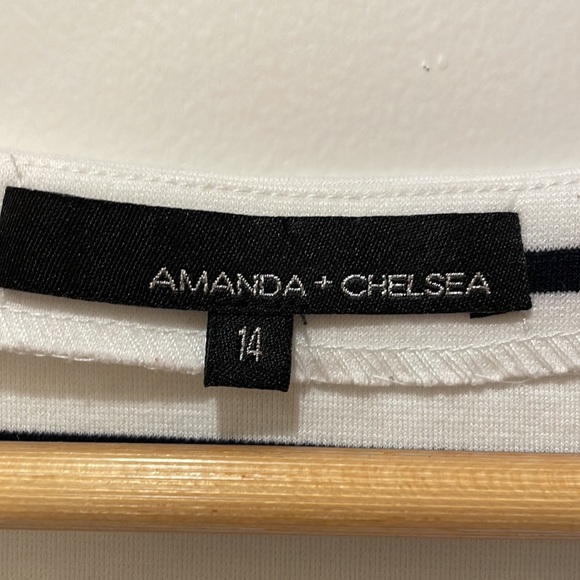 Fitted black and white stripe sleeveless top - Picture 2 of 3